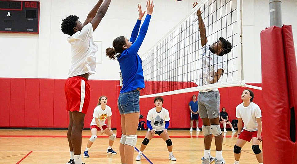 Nebraska quét Creighton 3-0: tỷ lệ đập bóng âm, 4 ace giao bóng và kỷ lục 15.405 khán giả